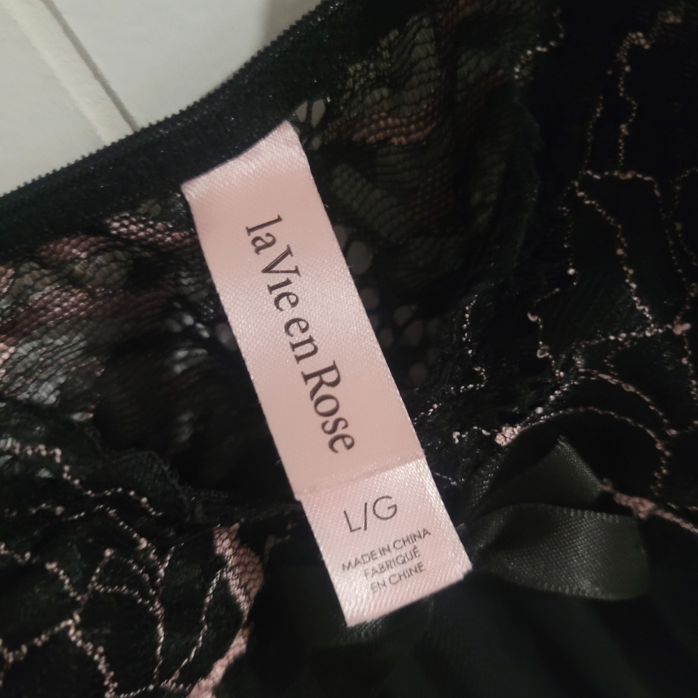 La Vie En Rose Scalloped Black and Pink Lace Nightie - Picture 5 of 6